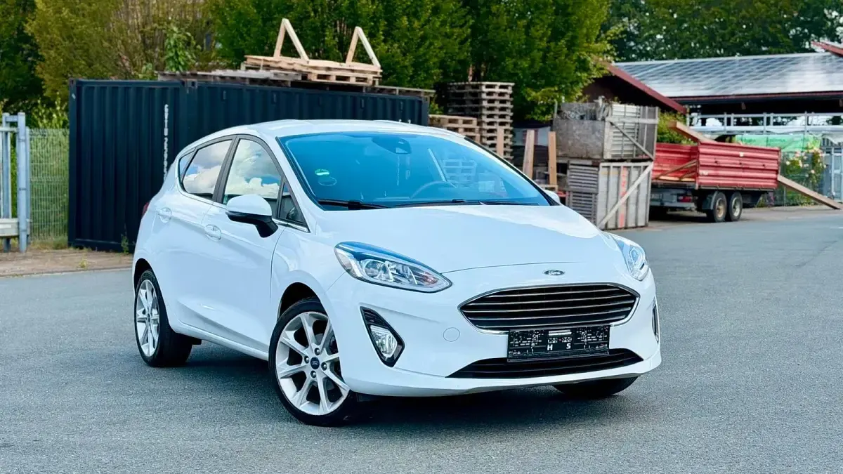 Gebraucht Ford Fiesta 101 PS (74 kW) 2018 Weiß Kleinwagen