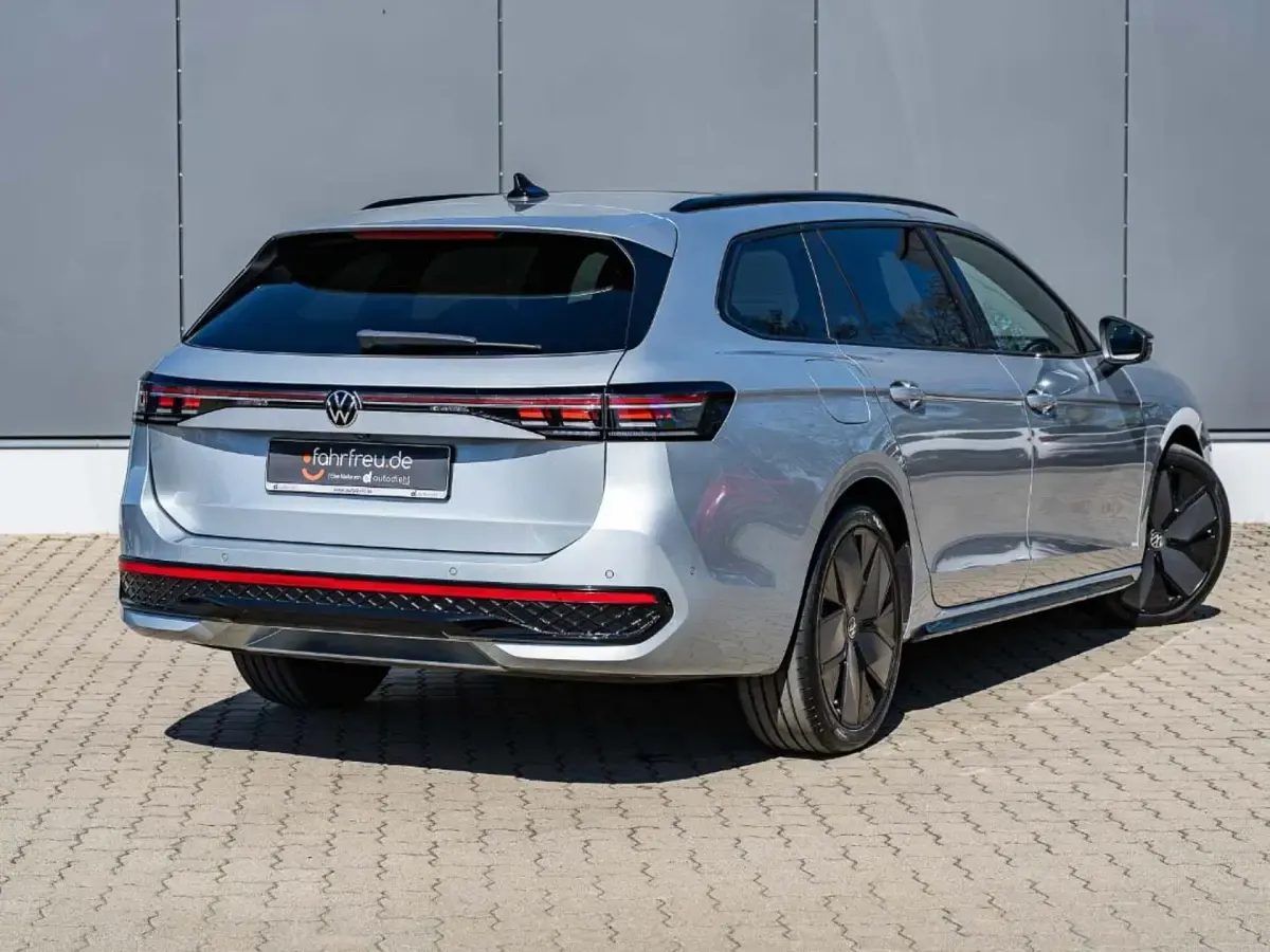 Gebraucht VW Passat R-line 150 PS (110 kW) 2024 Silber Kombi