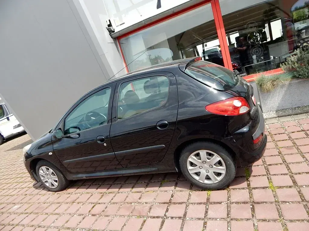 Używany Peugeot 206 Basis 75 KM (55 kW) 2009 Czarny Sedan/Limuzyna