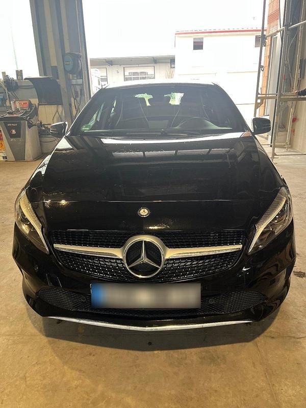 Gebraucht Mercedes A180 122 PS (89 kW) 2016 Schwarz Kleinwagen