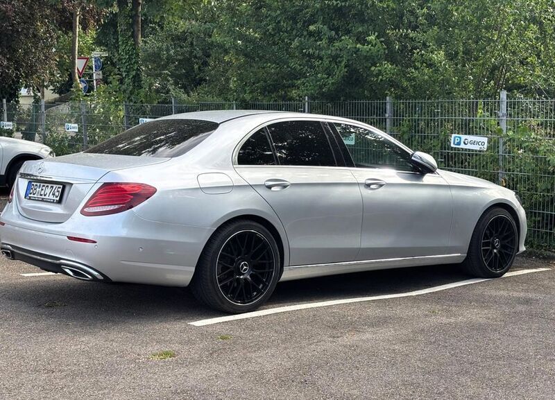 Silber Gebraucht 2016 Mercedes E220 Limousine | 17.800 € (Etwas zu teuer) - Bild 1/1