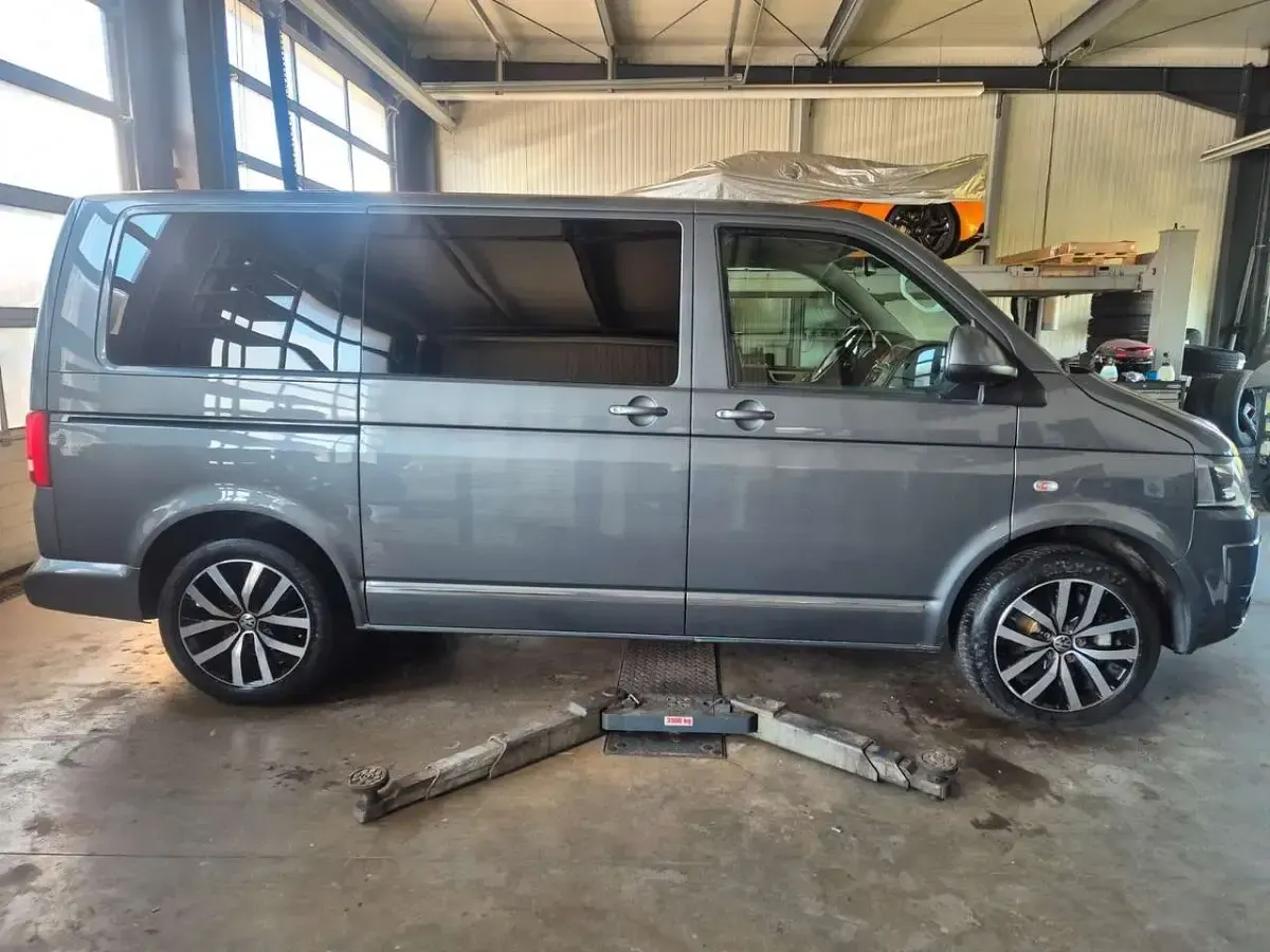 Gebraucht VW Multivan Highline 179 PS (131 kW) 2015 Natural grey Van / Kleinbus