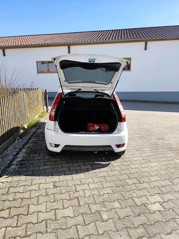 Gebraucht Ford Fiesta 69 PS (50 kW) 2008 Weiß Kleinwagen