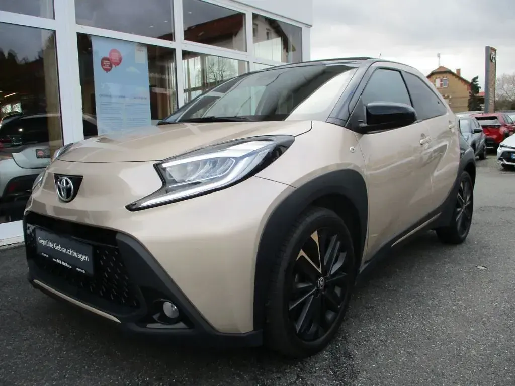 Gebraucht Toyota Aygo Style 72 PS (52 kW) 2023 Ginger beige/ dach schwarz Kleinwagen