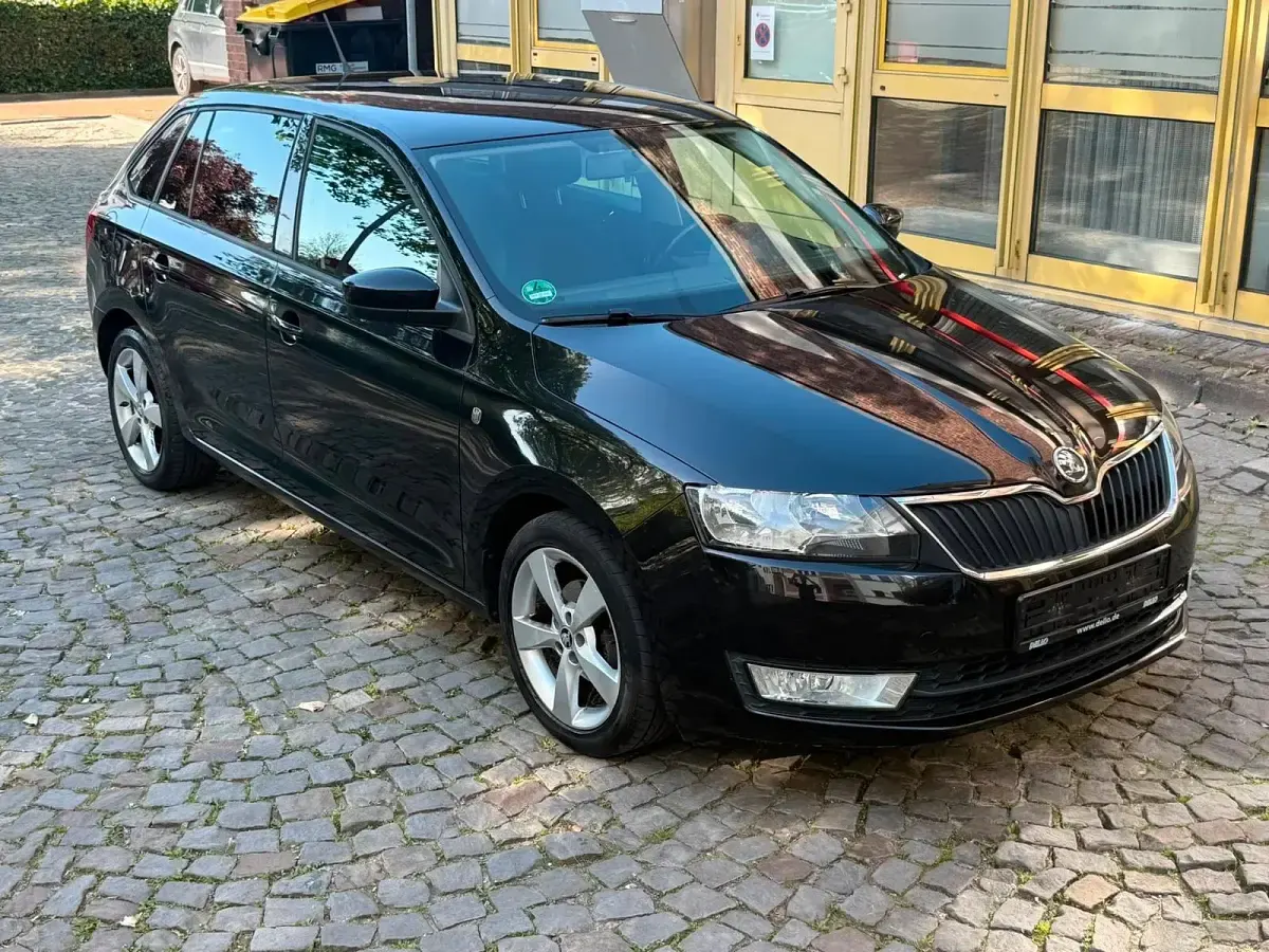 Używany Skoda Rapid 85 KM (62 kW) 2014 Czarny Hatchback