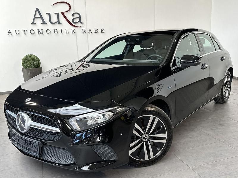 Nachtschwarz Gebraucht 2020 Mercedes A250 Progressive Limousine | 23.749 € (Teuer) - Bild 1/4
