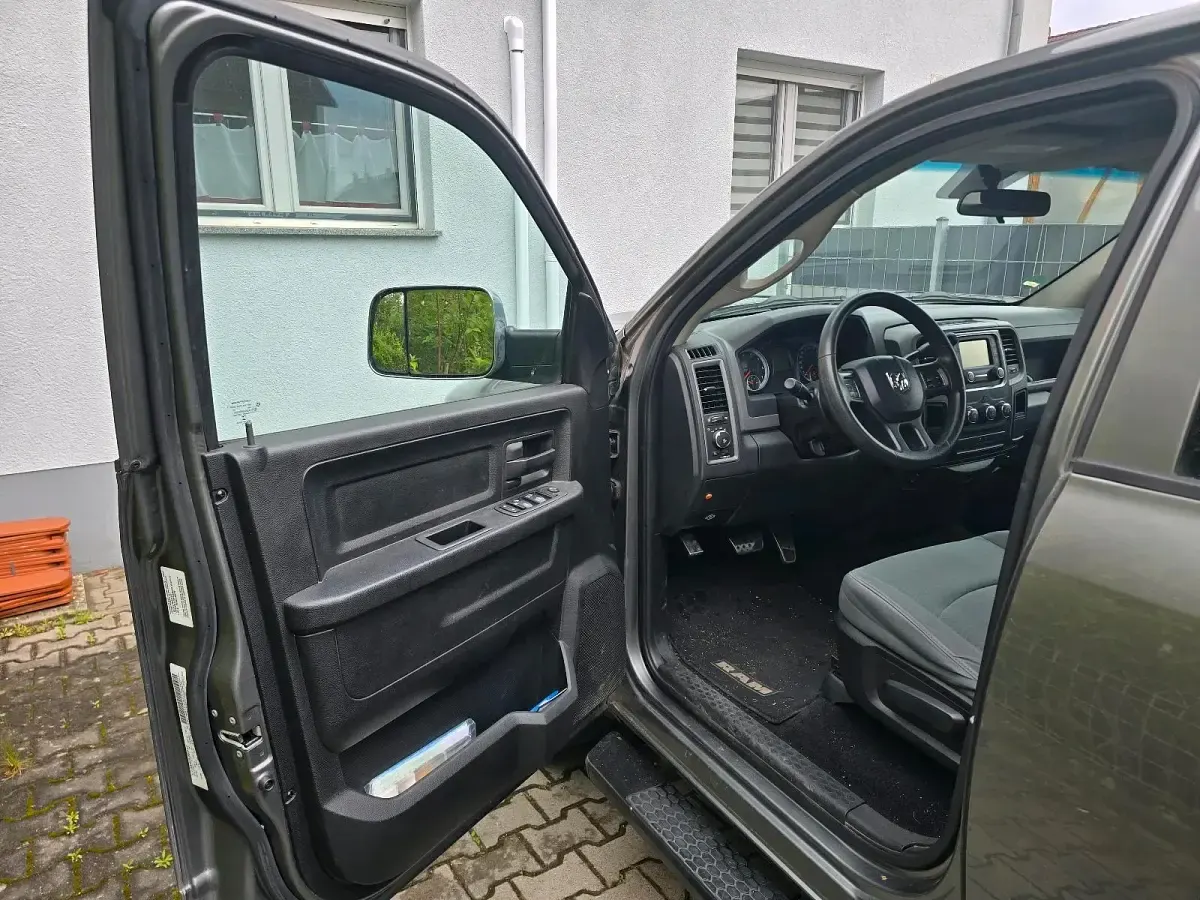 Używany Dodge Ram 401 KM (294 kW) 2013 Szary Pickup