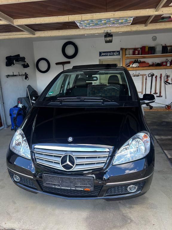 Schwarz Gebraucht 2011 Mercedes A180 Avantgarde Van / Kleinbus | 5.900 € (Fairer Preis) - Bild 1/4