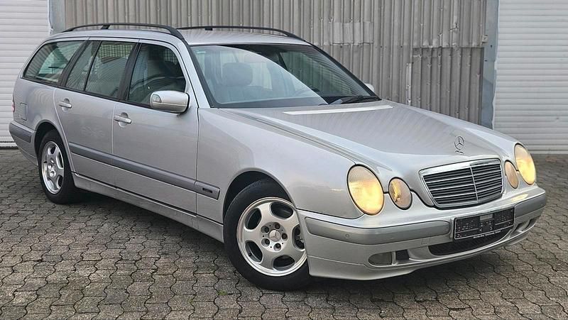 Silber Gebraucht 2002 Mercedes E220 Classic Kombi | 3.850 € (Fairer Preis) - Bild 1/4
