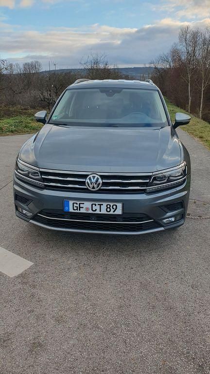 Grau Gebraucht 2018 VW Tiguan Allspace Highline SUV | 25.900 € (Fairer Preis) - Bild 1/4