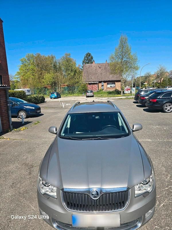 Używany Skoda Superb 140 KM (102 kW) 2012 Żółty Kombi