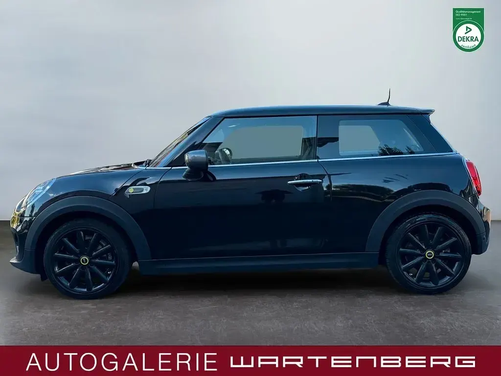 Gebraucht Mini Cooper SE 135 kW (184 PS) 2020 Midnight black metallic Kleinwagen