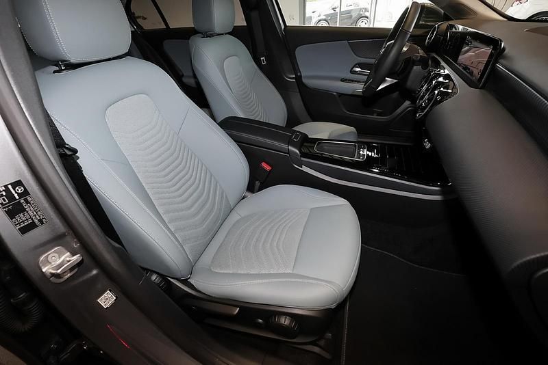 Gebraucht Mercedes A200 Progressive 163 PS (119 kW) 2024 Metalliclack mountaingrau Limousine