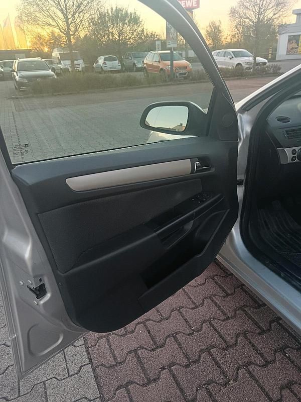 Gebraucht Opel Astra Edition 105 PS (77 kW) 2007 Silber Kombi