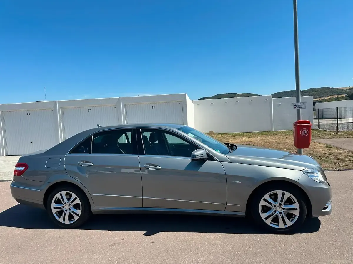 Gebraucht Mercedes E200 Avantgarde 135 PS (99 kW) 2010 Silber Limousine