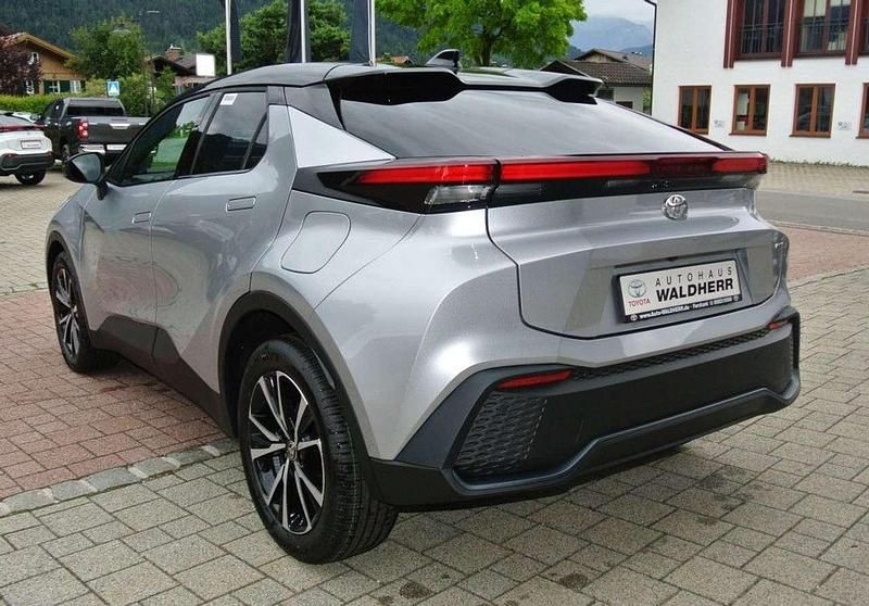 Neu Toyota C-HR 140 PS (102 kW) 2025 Silber metallic SUV
