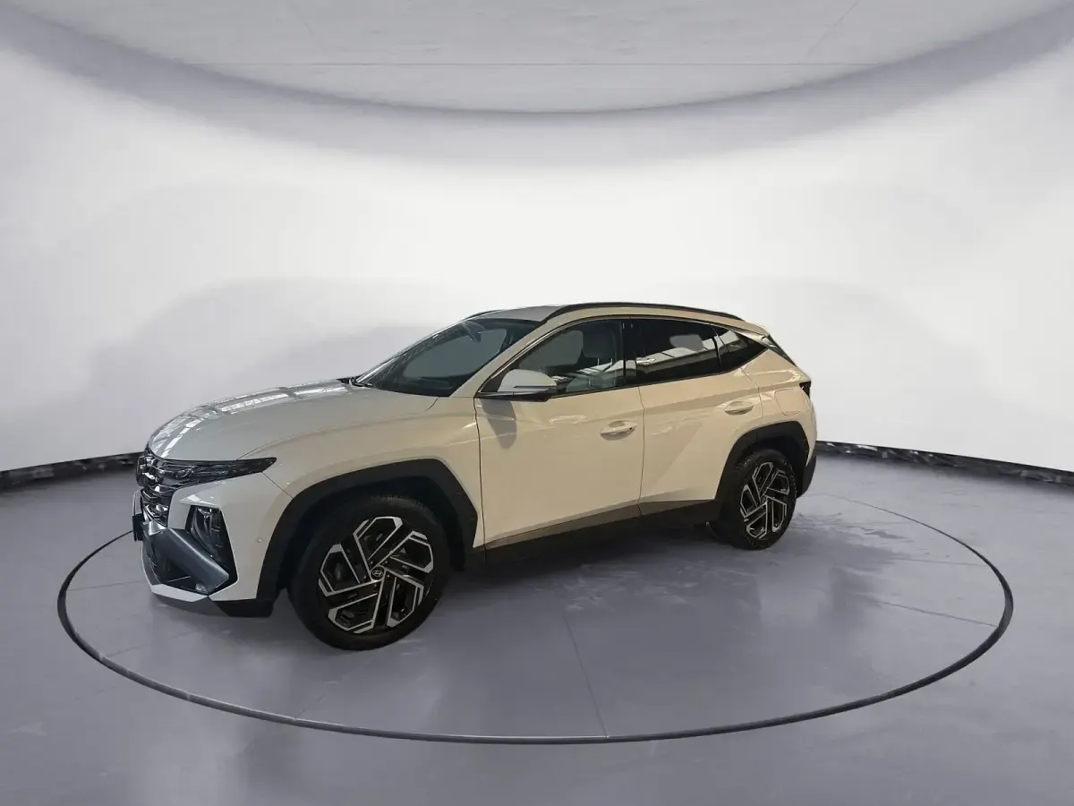 Gebraucht Hyundai Tucson 136 PS (100 kW) 2025 Serenity white SUV