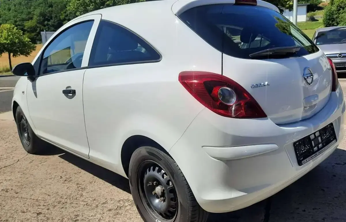 Gebraucht Opel Corsa Selection 69 PS (50 kW) 2012 Casabl/arctic/eisweiss/kaolin Kleinwagen