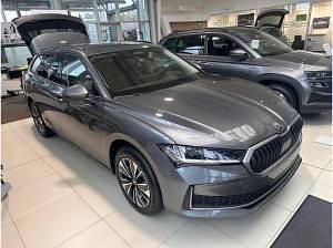 Neu Skoda Superb Selection 150 PS (110 kW) 2025 Grau (graphitegrau metallic) Kombi