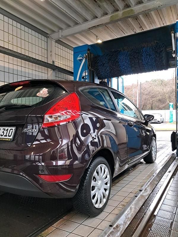 Gebraucht Ford Fiesta 82 PS (60 kW) 2009 Rot Kleinwagen