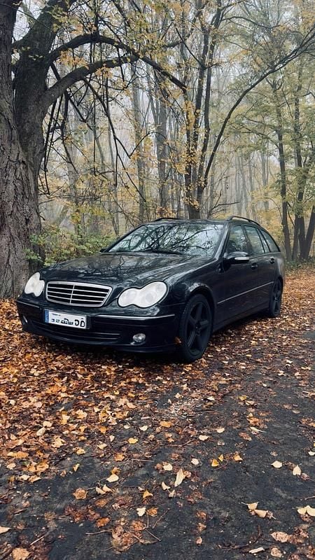 Schwarz Gebraucht 2005 Mercedes C320 Kombi | 3.900 € (Fairer Preis) - Bild 1/4