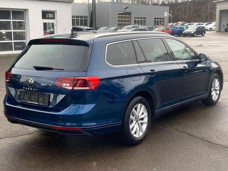 Gebraucht VW Passat Business 150 PS (110 kW) 2023 Aquamarinblau metallic Kombi