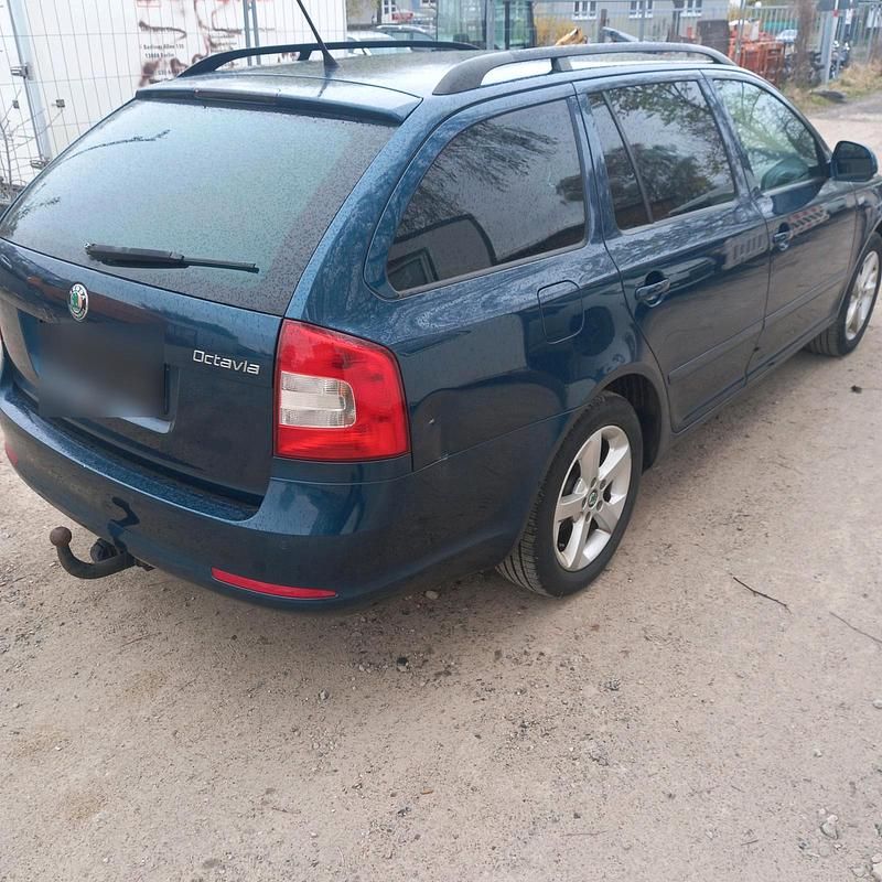 Gebraucht Skoda Octavia 105 PS (77 kW) 2011 Blau Kombi