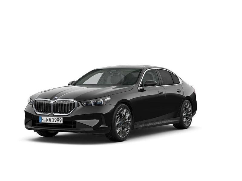 Black sapphire metallic (schwarz) Gebraucht 2025 BMW 520 M Sport Limousine | 57.798 € (Etwas zu teuer) - Bild 1/4