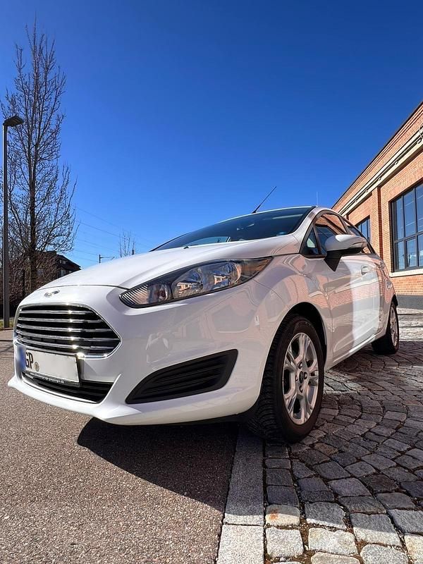 Gebraucht Ford Fiesta 80 PS (58 kW) 2013 Weiß Kleinwagen