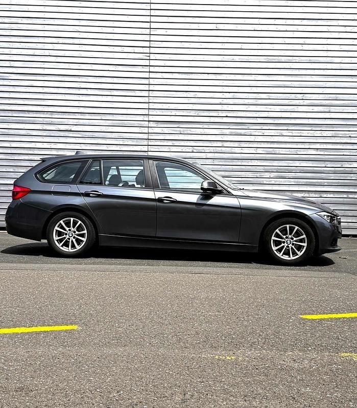 Grau Gebraucht 2016 BMW 318 Sport Line Kombi | 6.910 € (Guter Preis) - Bild 1/4