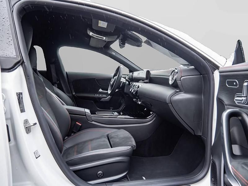 Gebraucht Mercedes CLA250 163 PS (119 kW) 2025 Weiß Limousine