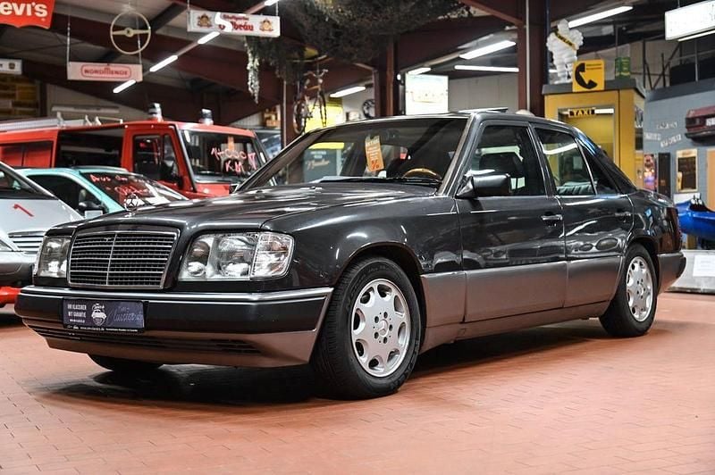 Schwarz Gebraucht 1991 Mercedes 300 Limousine | 18.490 € - Bild 1/4