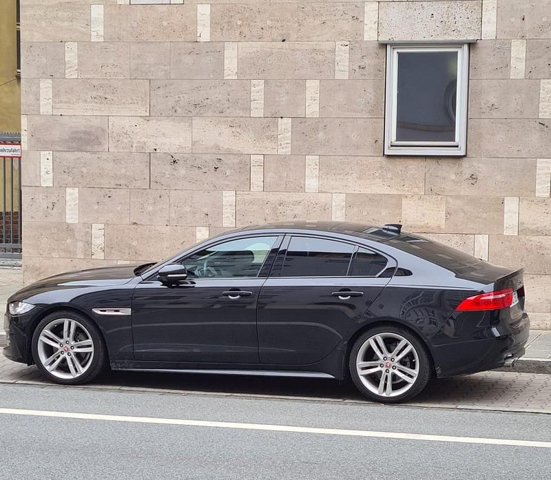 Schwarz Gebraucht 2017 Jaguar XE R Limousine | 21.790 € (Fairer Preis) - Bild 1/4