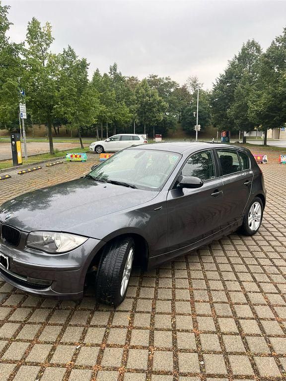 Grau Gebraucht 2007 BMW 120 Kleinwagen | 3.800 € (Fairer Preis) - Bild 1/4