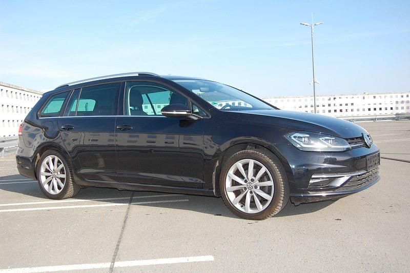 Gebraucht VW Golf VII Highline 125 PS (91 kW) 2018 Schwarz Kombi