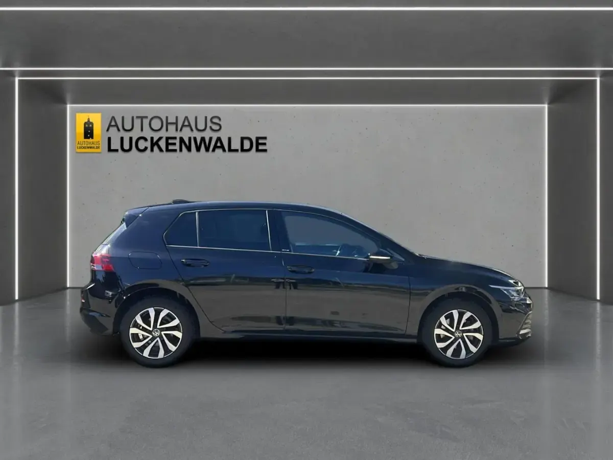 Second-hand VW Golf VIII Active 110 CP (80 kW) 2023 Negru Berlinǎ