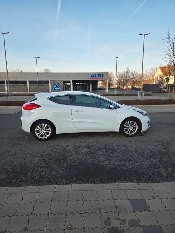Gebraucht Kia Ceed Spirit 135 PS (99 kW) 2013 Weiß Kleinwagen
