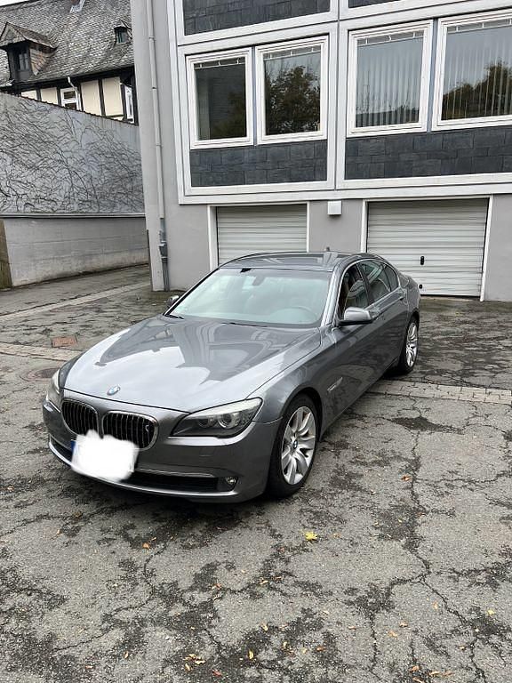 Grau Gebraucht 2010 BMW 730 Sport Line Limousine | 15.100 € (Etwas zu teuer) - Bild 1/4