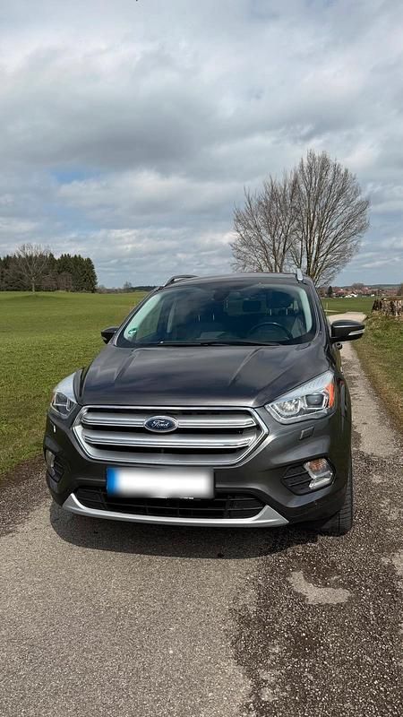 Gebraucht Ford Kuga Titanium 150 PS (110 kW) 2017 Grau SUV