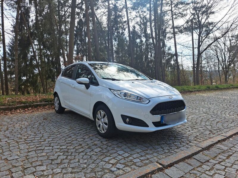 Weiß Gebraucht 2016 Ford Fiesta Celebration Kleinwagen | 6.000 € (Guter Preis) - Bild 1/4
