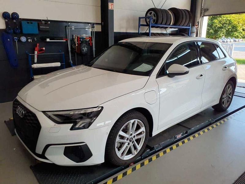 Ibisweiß Gebraucht 2022 Audi A3 Sportback e-tron Ambiente Limousine | 25.930 € (Fairer Preis) - Bild 1/4
