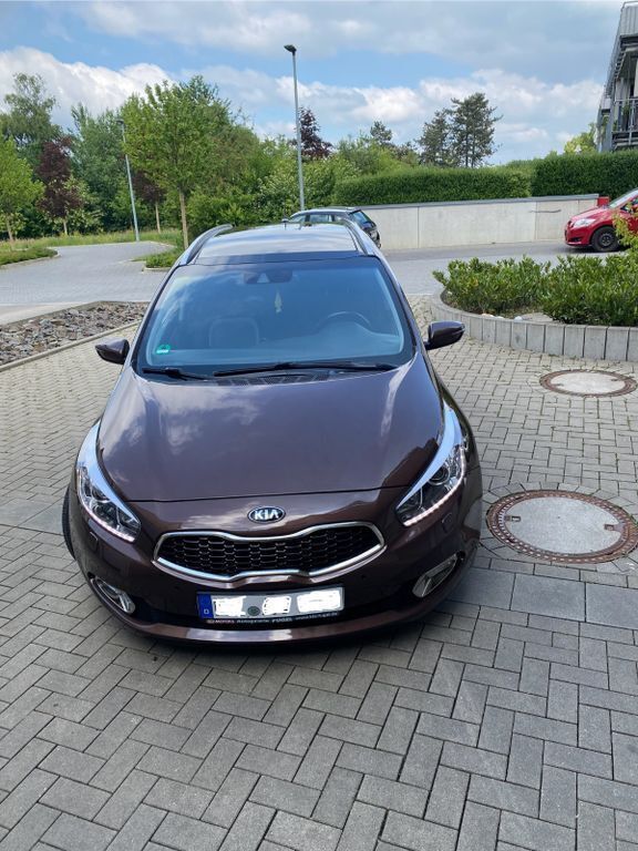 Braun Gebraucht 2013 Kia Ceed Sportswagon Kombi | 10.100 € (Etwas zu teuer) - Bild 1/4