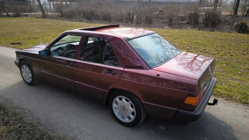Rot Gebraucht 1992 Mercedes 190 Avantgarde Limousine | 12.800 € - Bild 1/4