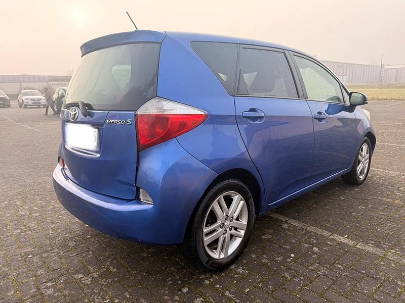 Gebraucht Toyota Verso-S 90 PS (66 kW) 2013 Andere farben Van / Kleinbus