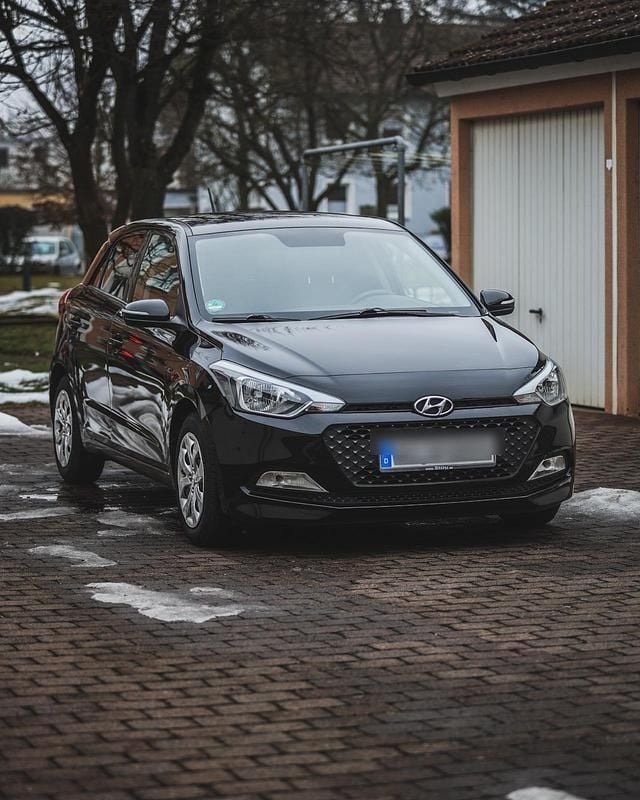 Gebraucht Hyundai i20 84 PS (61 kW) 2018 Schwarz Kleinwagen