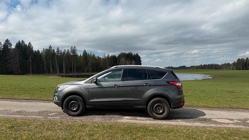 Gebraucht Ford Kuga Titanium 150 PS (110 kW) 2017 Grau SUV