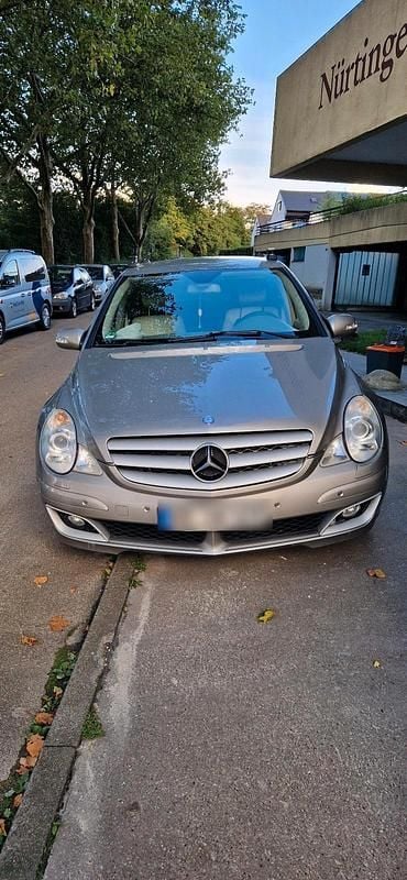 Grau Gebraucht 2007 Mercedes R320 Van / Kleinbus | 6.500 € (Etwas zu teuer) - Bild 1/4