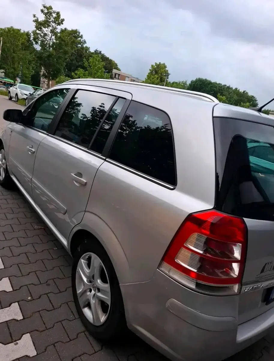 Gebraucht Opel Zafira 140 PS (102 kW) 2010 Silber Van / Kleinbus