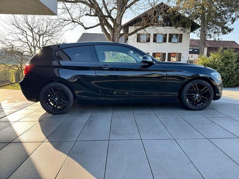 Gebraucht BMW 116 116 PS (85 kW) 2012 Schwarz Kleinwagen
