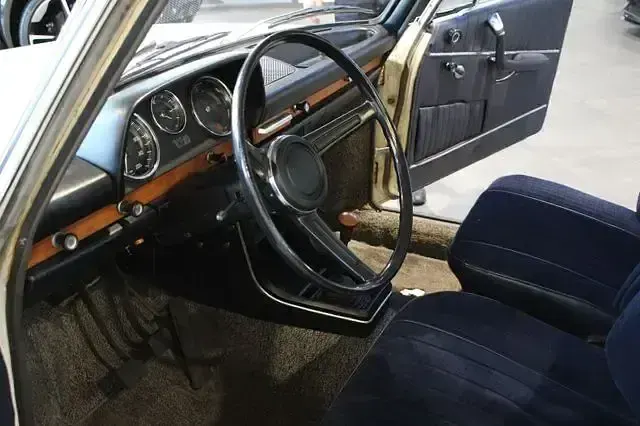 Second-hand BMW New Class 101 CP (74 kW) 1971 Alb Berlinǎ